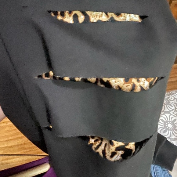 Black top with peek a boo leopard rips down arms - Picture 3 of 3